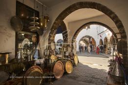 Image du Maroc Professionnelle de  Marchand de cuivre au souk des produits de l'artisanat marocain au Souk des Habous. Parmi les endroits les plus pittoresques de Casablanca, la Cité de Habous conçue par les architectes Auguste Cadet et Edmond Brion d’après l’ébauche d’un premier plan-masse dû à Albert Laprade. La construction n’avait commencé qu’après la première guerre mondiale. Situé près du Palais Royale, ce joyau architectural est le point de départ de la nouvelle médina de la ville, Vendredi 18 Novembre 2011. Le quartier des Habous fait partie du patrimoine architectural de Casablanca (Photo / Abdeljalil Bounhar) 